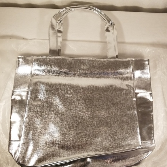 14 H x 18 L x 3 W
CLINIQUE Faux Leather Silver Sho - Picture 3 of 8